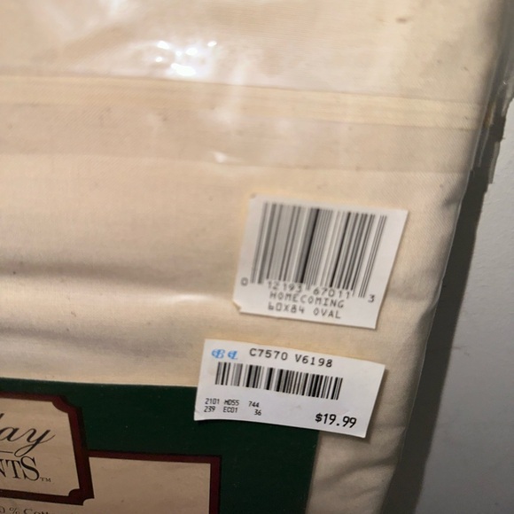 Vintage Holiday Opulence Poinsettia Themed Oval Tablecloth Thanksgiving 60”x85” - Picture 3 of 6